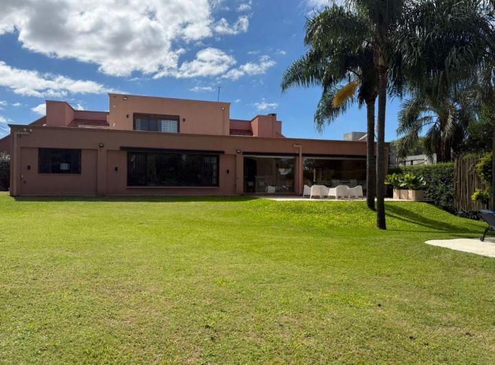 Casa · 600m² · 7 Ambientes · 2 Cocheras
