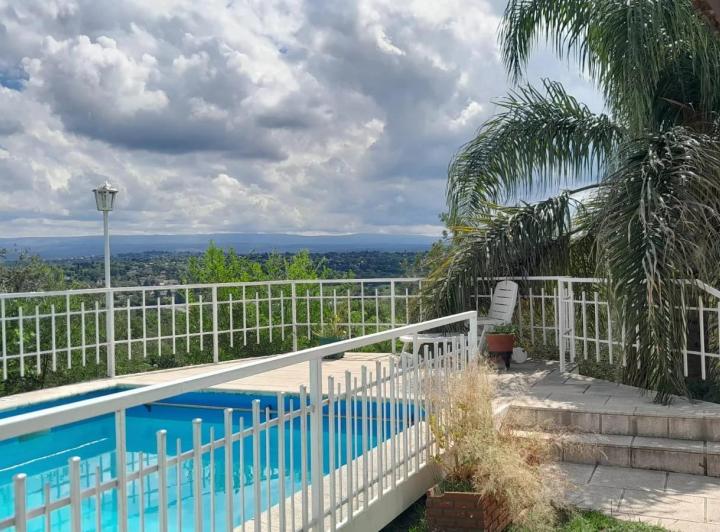 Casa · 250m² · 8 Ambientes · 1 Cochera