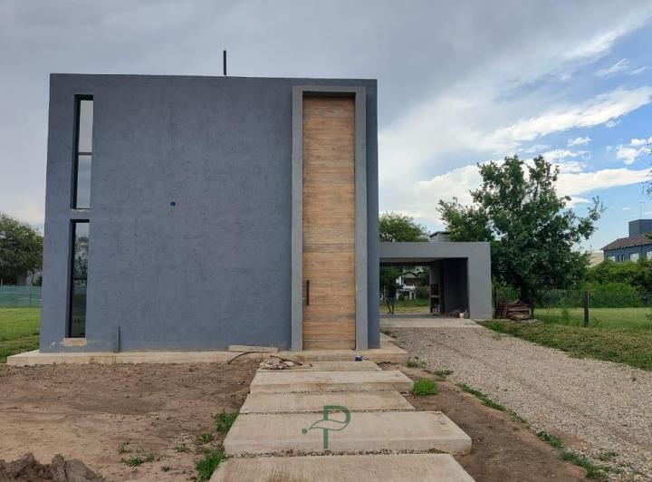 Casa · 800m² · 2 Ambientes · 2 Cocheras