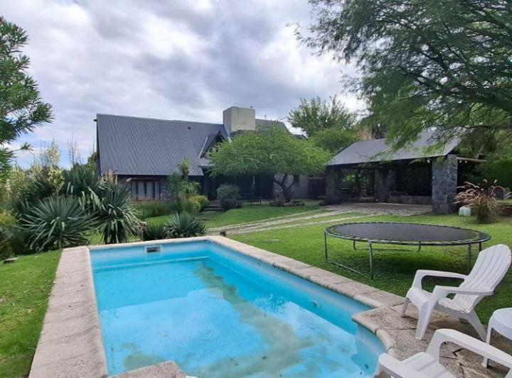 Casa · 250m² · 5 Ambientes · 2 Cocheras
