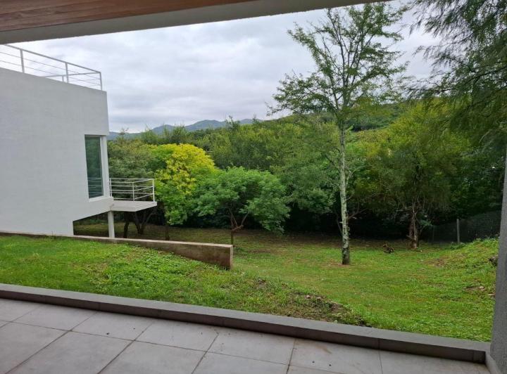 Casa · 260m² · 5 Ambientes · 2 Cocheras