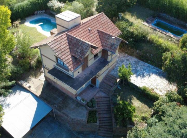 Casa · 226m² · 7 Ambientes · 1 Cochera