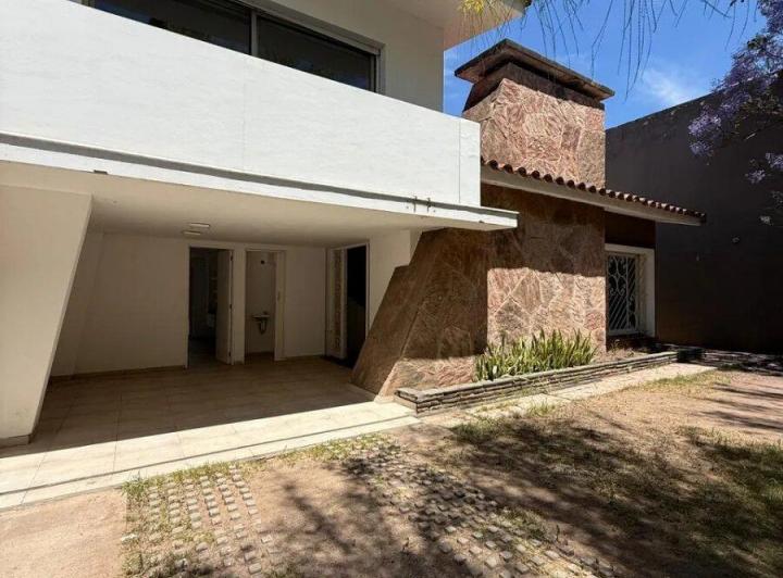 Casa · 290m² · 8 Ambientes · 2 Cocheras