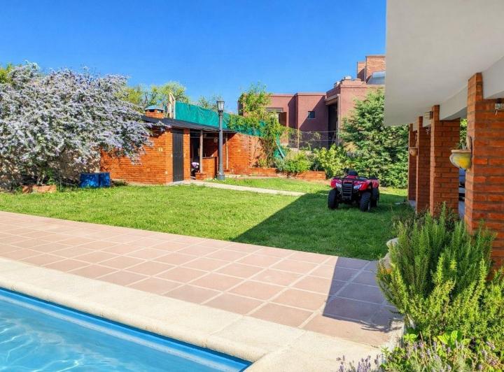 Casa · 310m² · 6 Ambientes · 3 Cocheras
