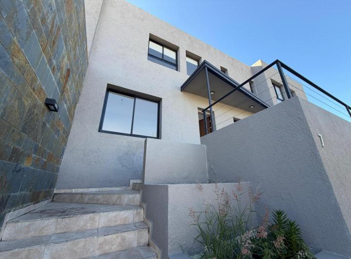 Casa · 400m² · 6 Ambientes · 2 Cocheras
