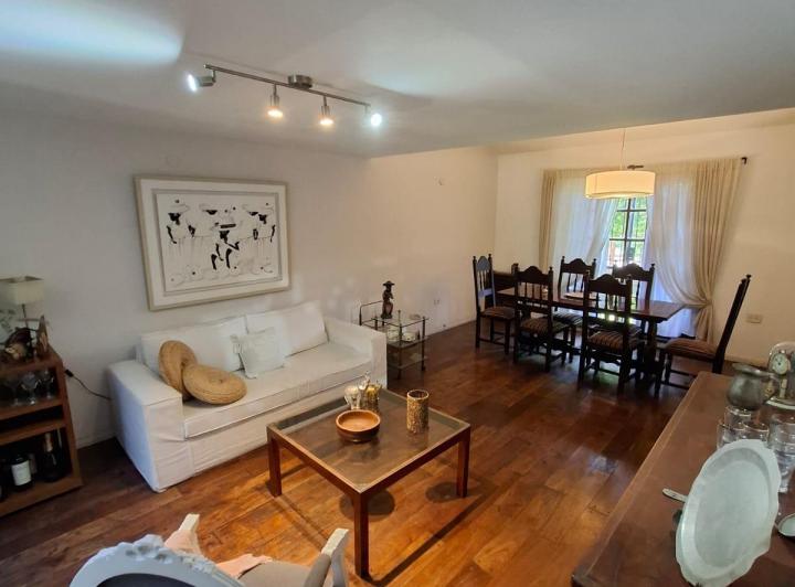 Casa · 260m² · 6 Ambientes · 3 Cocheras