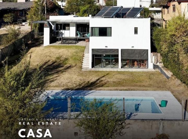 Casa · 230m² · 6 Ambientes · 1 Cochera