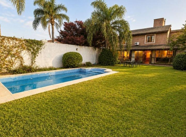 Casa · 230m² · 4 Dormitorios · 2 Cocheras