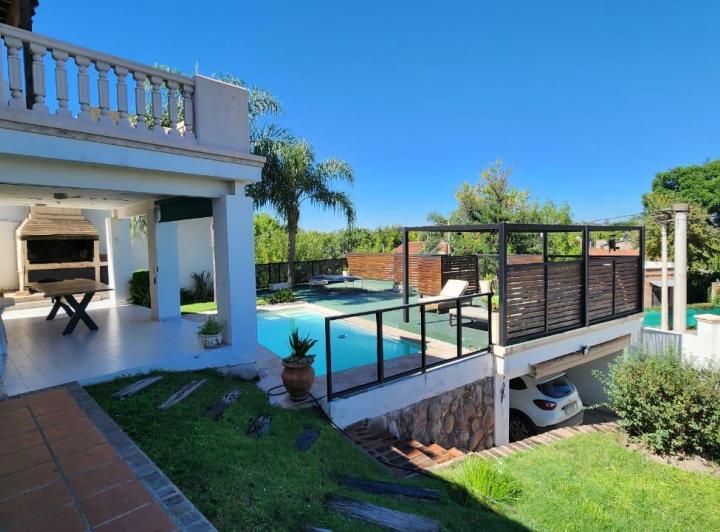 Casa · 330m² · 10 Ambientes · 3 Cocheras