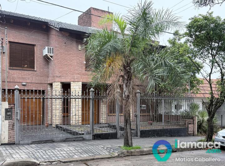 Casa · 295m² · 8 Ambientes · 2 Cocheras