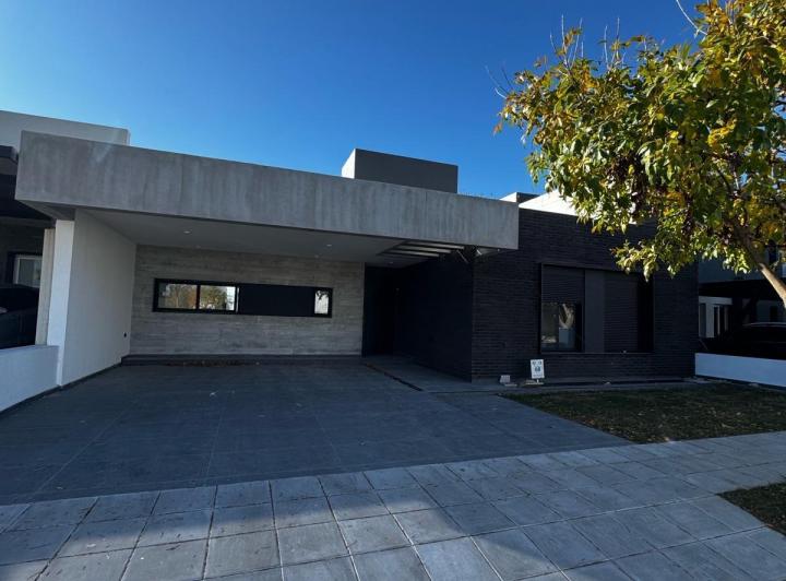 Casa · 230m² · 5 Ambientes · 4 Cocheras