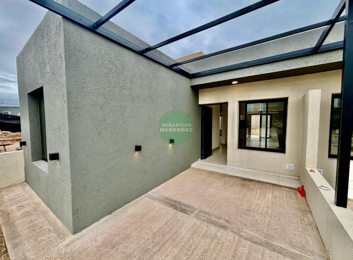 Casa · 180m² · 5 Ambientes · 4 Cocheras