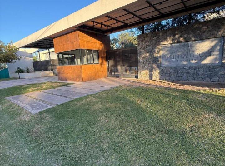 Casa · 220m² · 5 Ambientes · 2 Cocheras