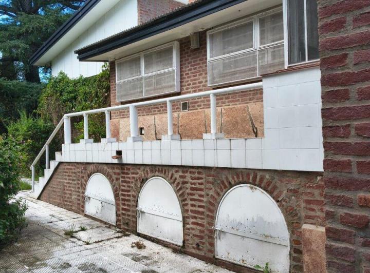 Casa · 300m² · 6 Ambientes · 2 Cocheras