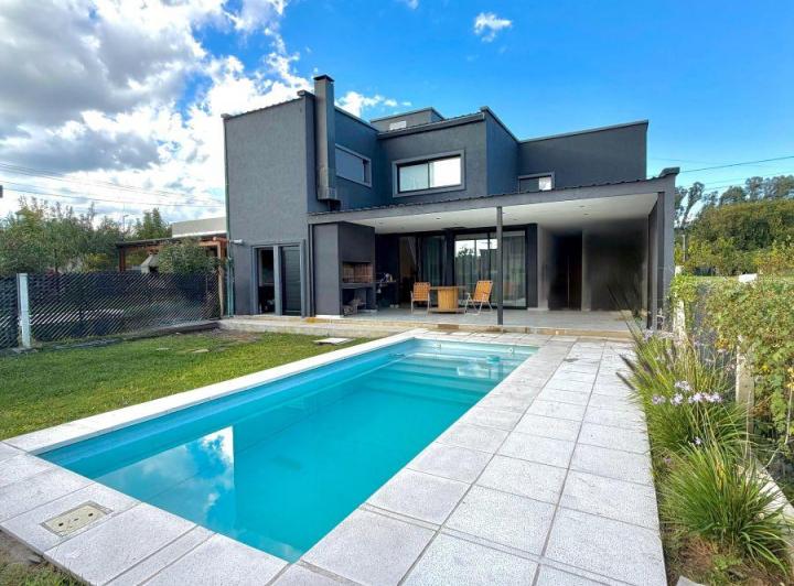Casa · 284m² · 7 Ambientes · 1 Cochera