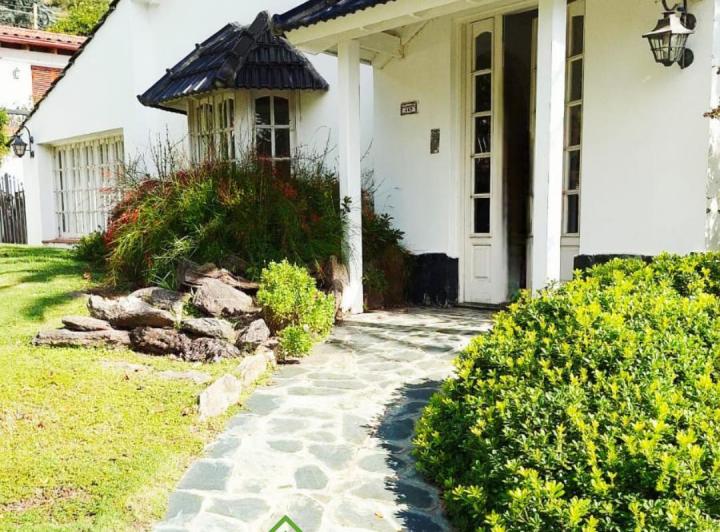 Casa · 210m² · 10 Ambientes