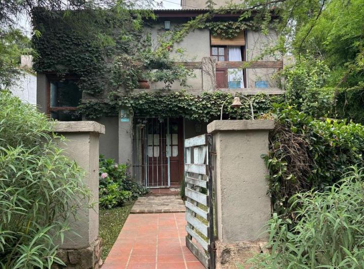 Casa · 200m² · 10 Ambientes · 2 Cocheras