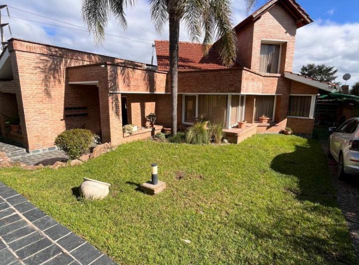 Casa · 210m² · 6 Ambientes · 2 Cocheras
