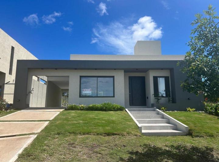 Casa · 142m² · 4 Ambientes · 1 Cochera