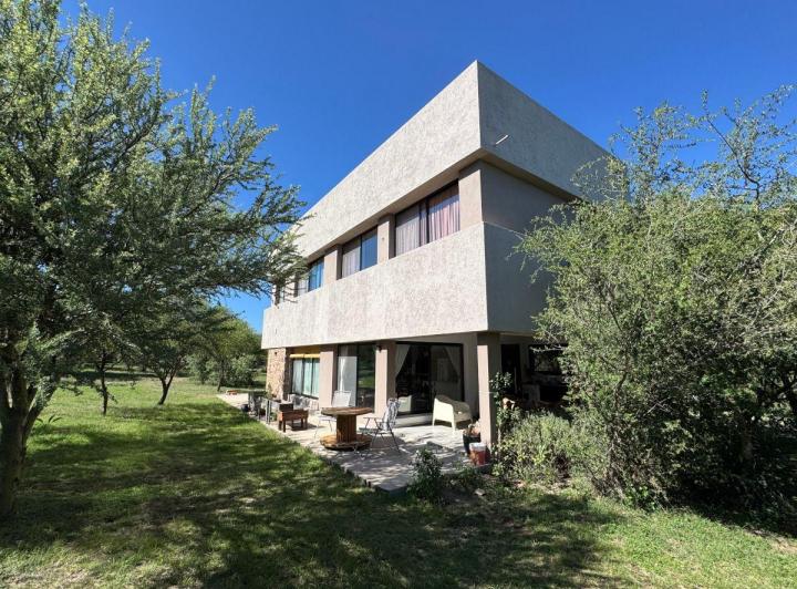 Casa · 285m² · 5 Ambientes · 2 Cocheras