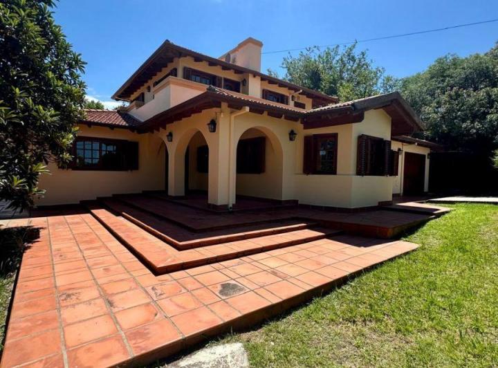 Casa · 366m² · 6 Ambientes · 1 Cochera