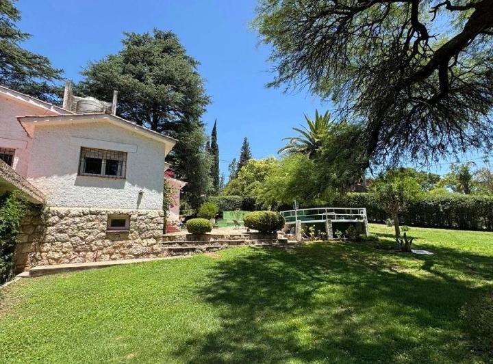 Casa · 600m² · 8 Ambientes · 2 Cocheras