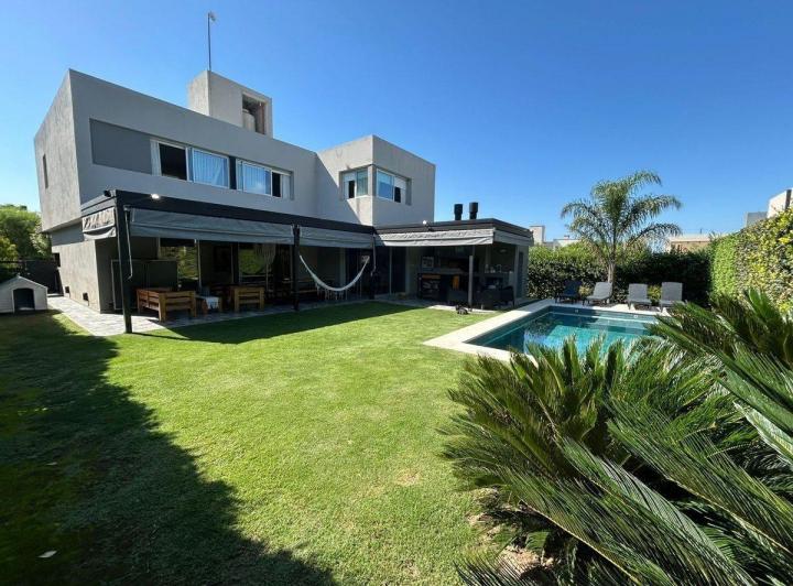Casa · 321m² · 12 Ambientes · 2 Cocheras