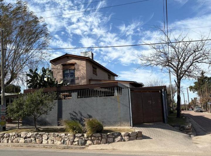 Casa · 220m² · 3 Ambientes · 2 Cocheras