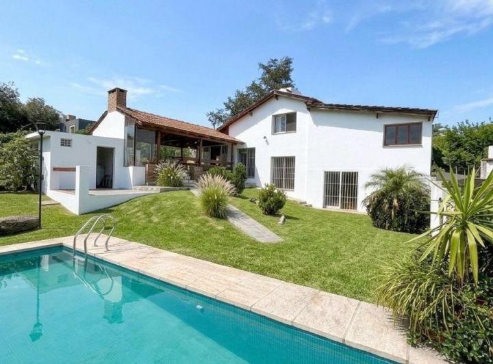 Casa · 231m² · 7 Ambientes · 1 Cochera