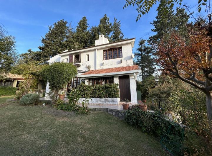 Casa · 240m² · 7 Ambientes · 2 Cocheras
