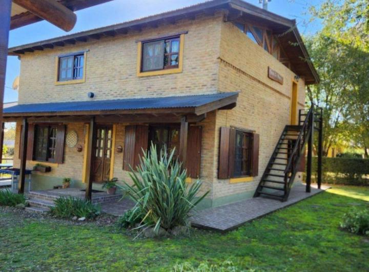 Casa · 180m² · 6 Ambientes · 2 Cocheras
