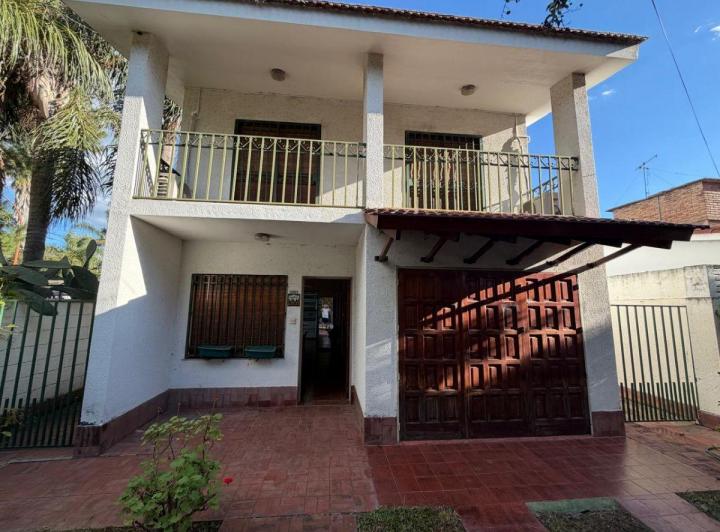 Casa · 200m² · 5 Ambientes · 2 Cocheras