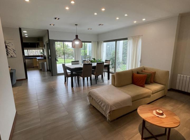 Casa · 475m² · 6 Ambientes · 2 Cocheras