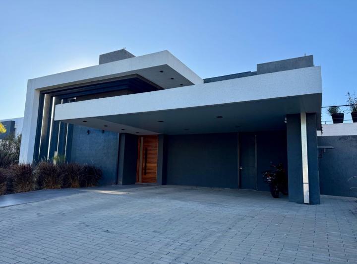 Casa · 900m² · 3 Dormitorios · 3 Cocheras