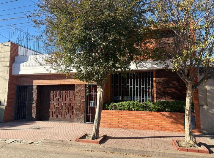 Casa · 308m² · 8 Ambientes · 1 Cochera