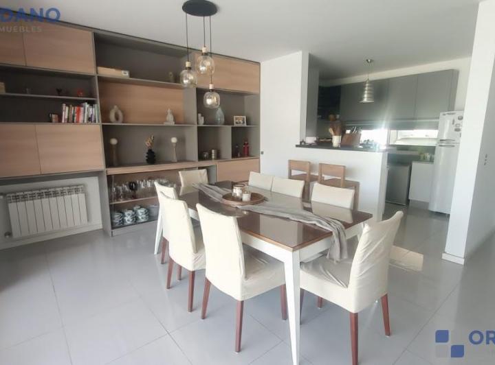 Casa · 182m² · 2 Ambientes · 2 Cocheras