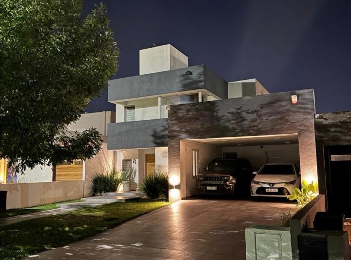 Casa · 180m² · 5 Ambientes · 4 Cocheras