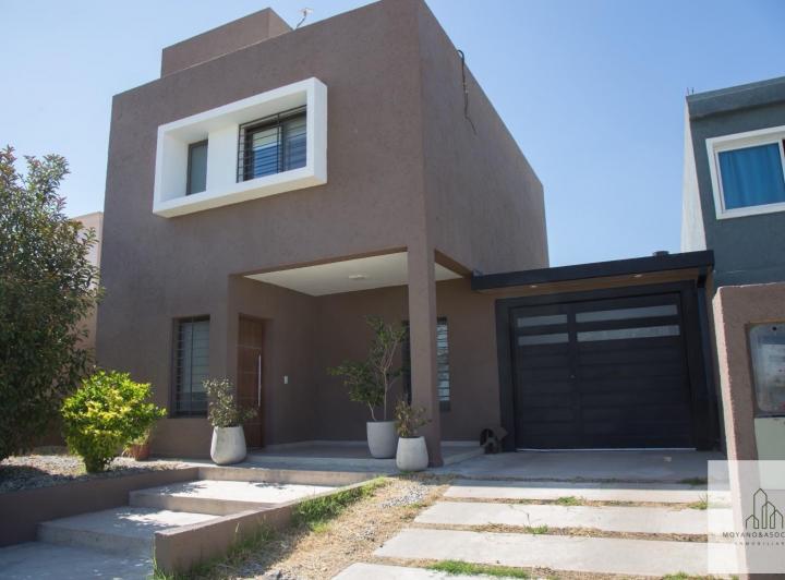 Casa · 180m² · 4 Ambientes · 2 Cocheras