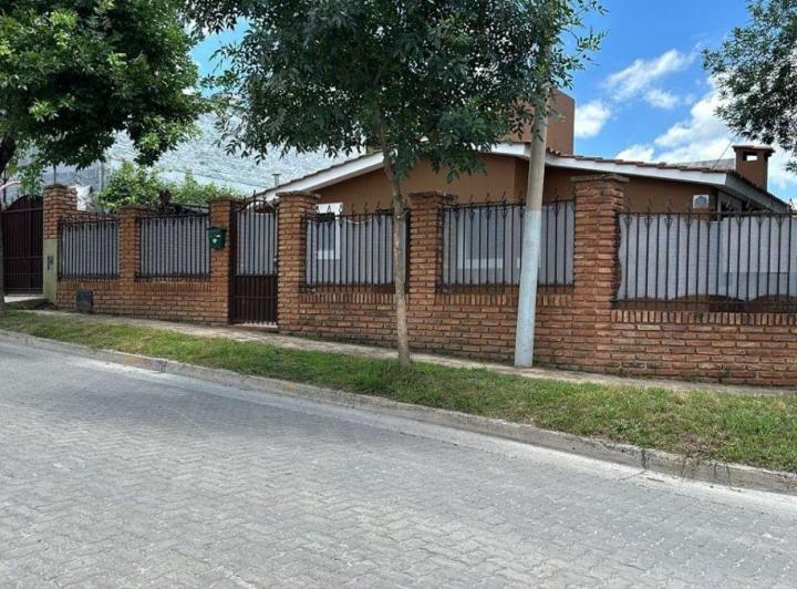 Casa · 200m² · 3 Ambientes · 3 Cocheras