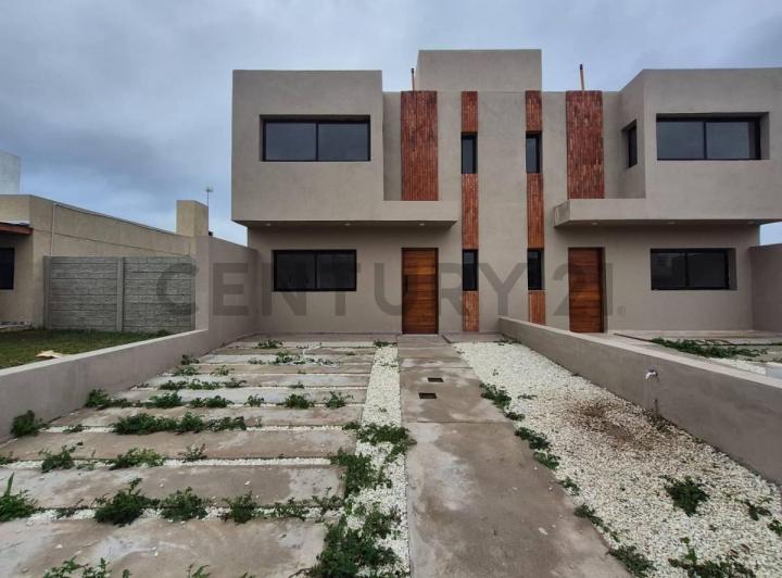Casa · 94m² · 4 Ambientes · 1 Cochera