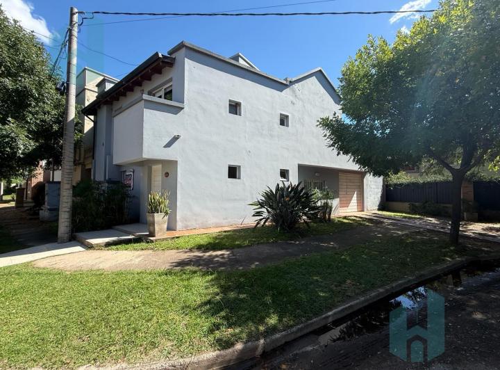 Casa · 200m² · 3 Dormitorios · 2 Cocheras