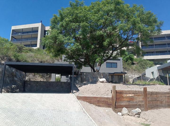 Casa · 320m² · 1 Ambiente · 2 Cocheras