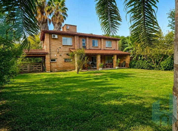 Casa · 140m² · 3 Dormitorios · 2 Cocheras