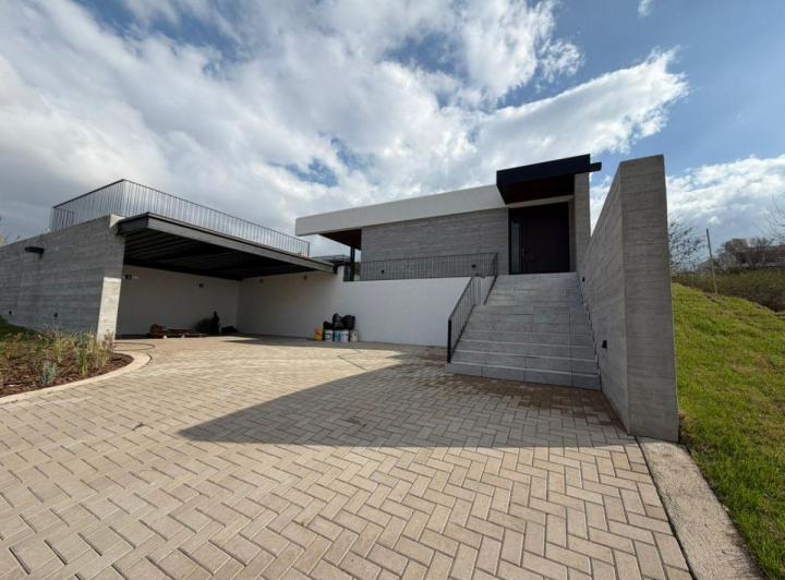 Casa · 260m² · 5 Ambientes · 2 Cocheras