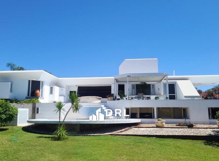 Casa · 930m² · 15 Ambientes · 3 Cocheras