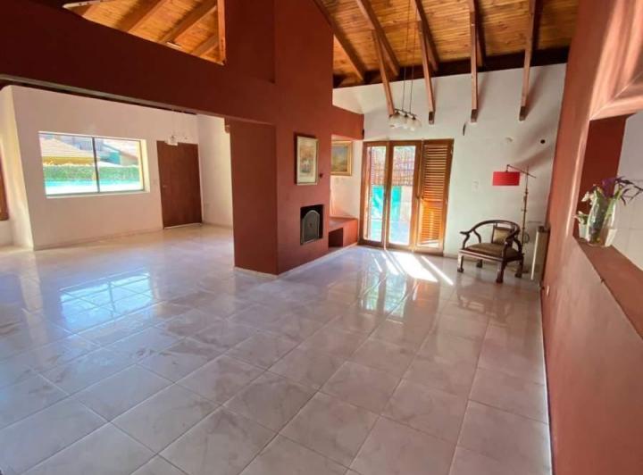 Casa · 185m² · 6 Ambientes · 2 Cocheras