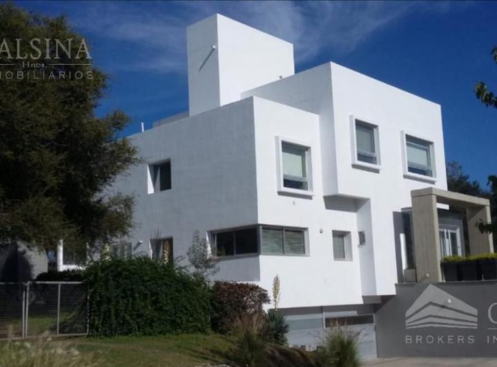 Casa · 630m² · 4 Dormitorios · 3 Cocheras