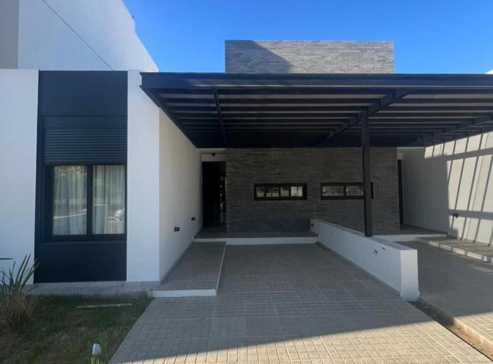 Casa · 112m² · 4 Ambientes · 2 Cocheras