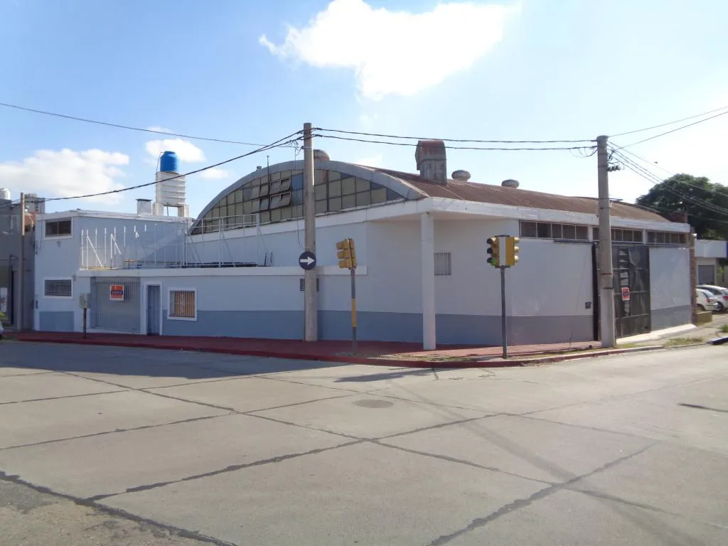 Barrio Villa Páez - Excelente Galpón de 550 m2 Cubiertos, Amplio con Local  Ofic...