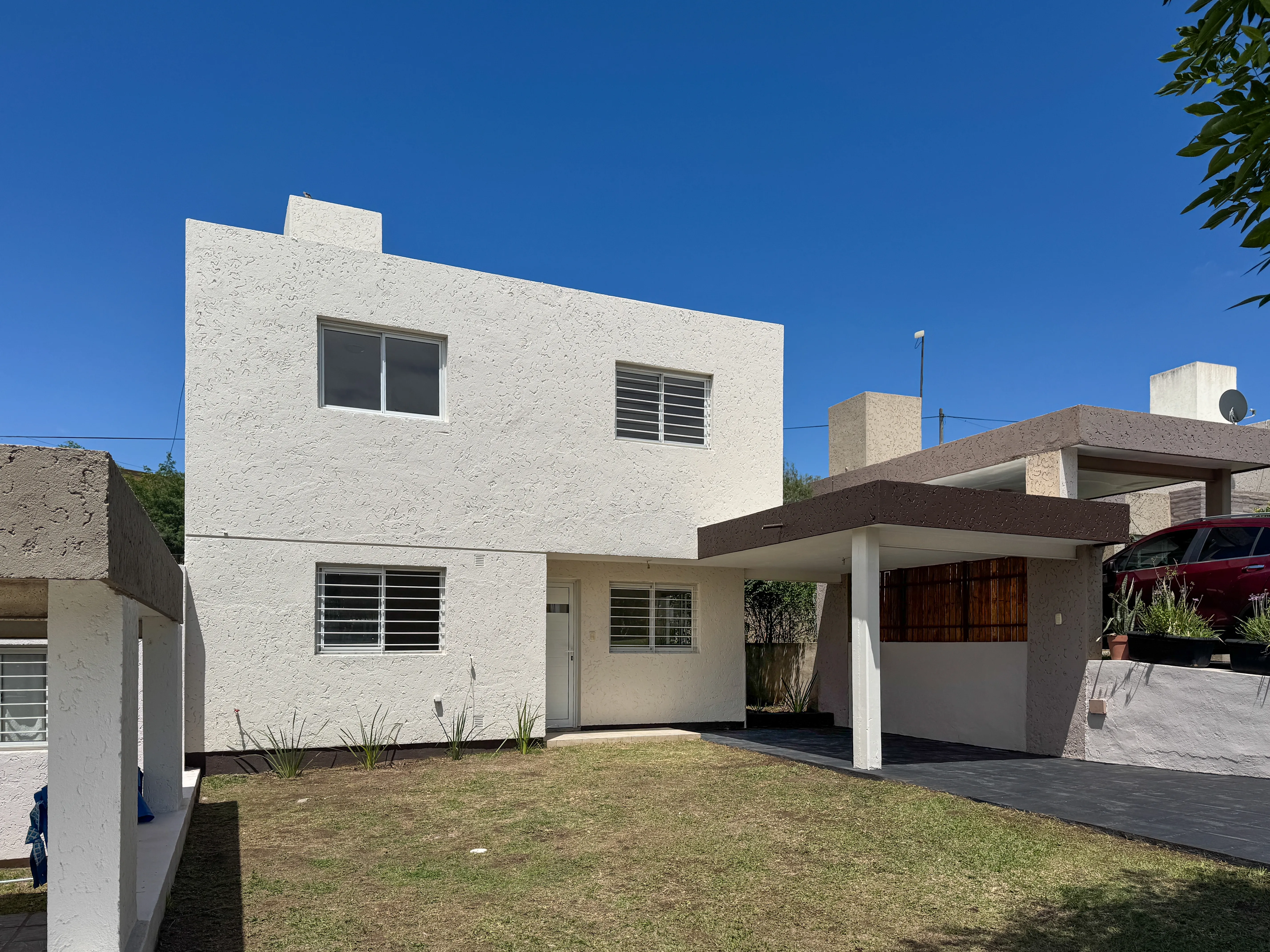 Hermoso Duplex con ESCRITURA en Housing cerrado Los Algarrobos Va Allende